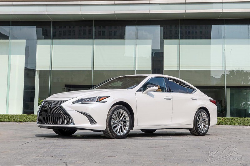 Lexus ES 2021 có 2 phiên bản ES 250 và ES 300h.