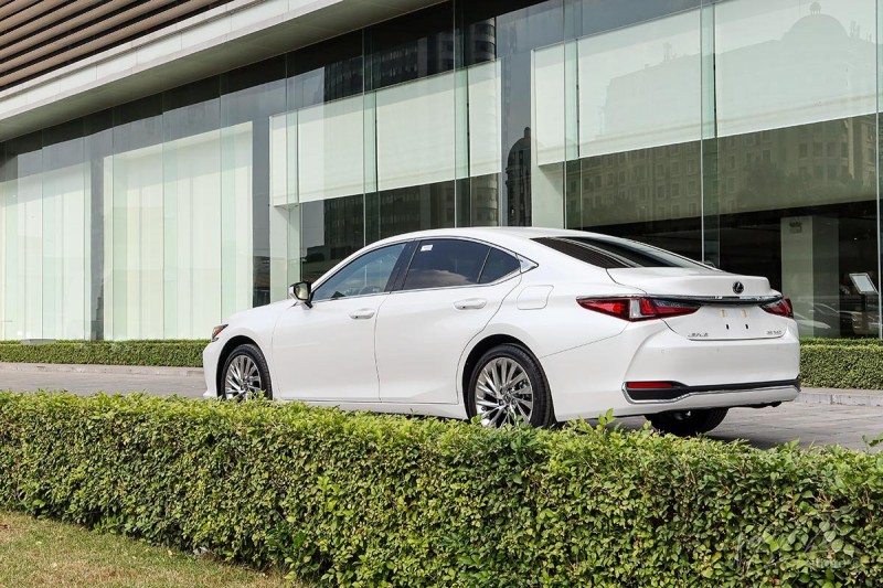 Đèn hậu hình chữ L với các họa tiết 3D trên Lexus ES 2021.