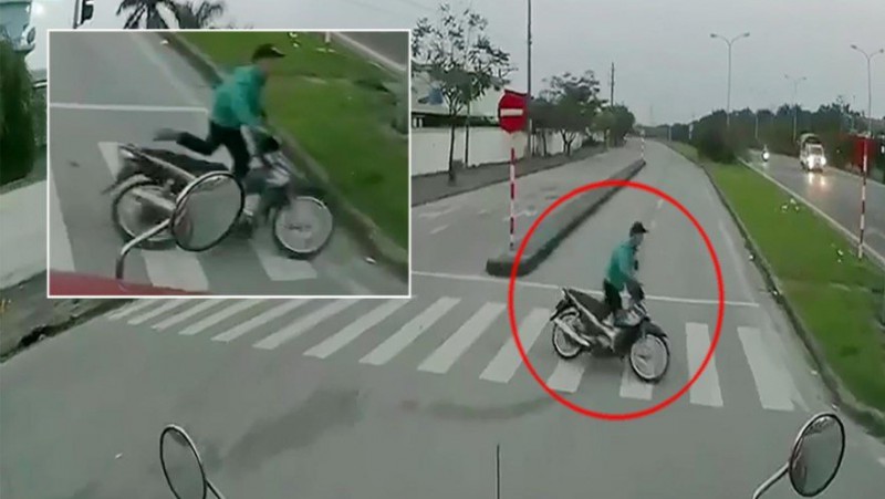 Video: Bị container ‘dọa’ đối đầu, thanh niên hoảng sợ vứt xe máy bỏ chạy.