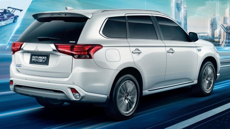 Mitsubishi Outlander 2021 PHEV chào hàng tại Thái Lan.