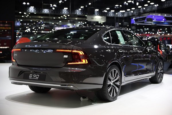 Volvo S90 Recharge 2021 mạnh mẽ, nhạy bén và thân thiện môi trường.