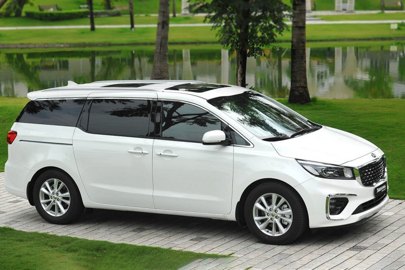 Kia Sedona giảm giá niêm yết đồng loạt 3 phiên bản hiện hành.