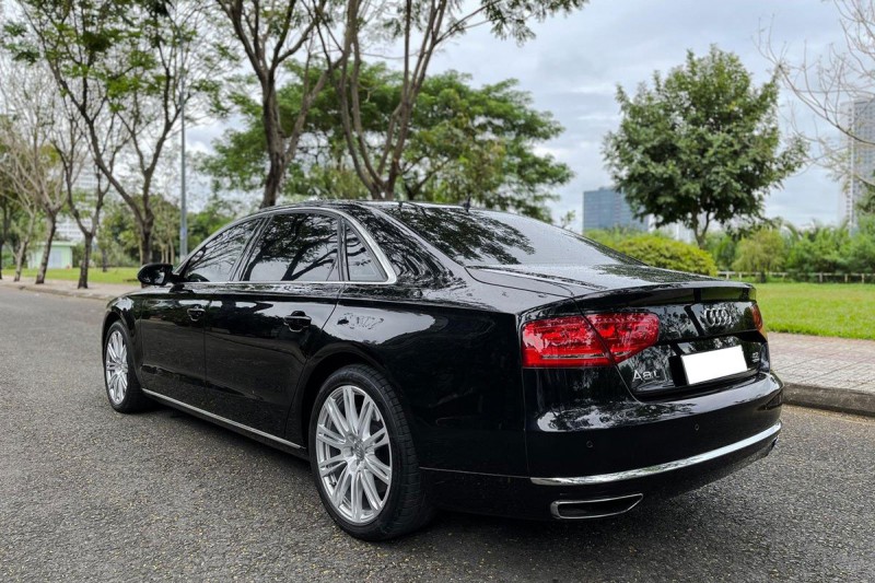 Thiết kế đuôi xe Audi A8L 2010 1