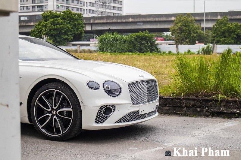 Ảnh chính diện đầu xe Bentley Continental GT 2021