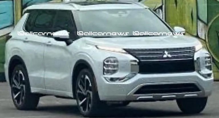 Mitsubishi Outlander 2022 lộ dáng trong lúc chạy thử trước đó.