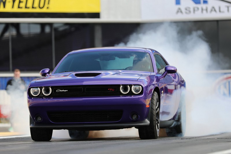 Dodge Challenger Scat Pack chào giá từ 1,9 tỷ đồng.