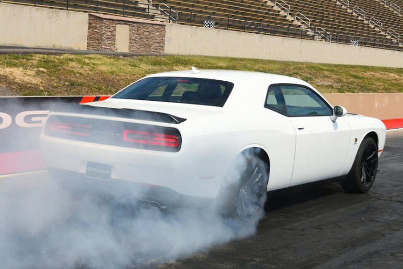 Dodge Challenger Scat Pack có mức giá hợp lý.