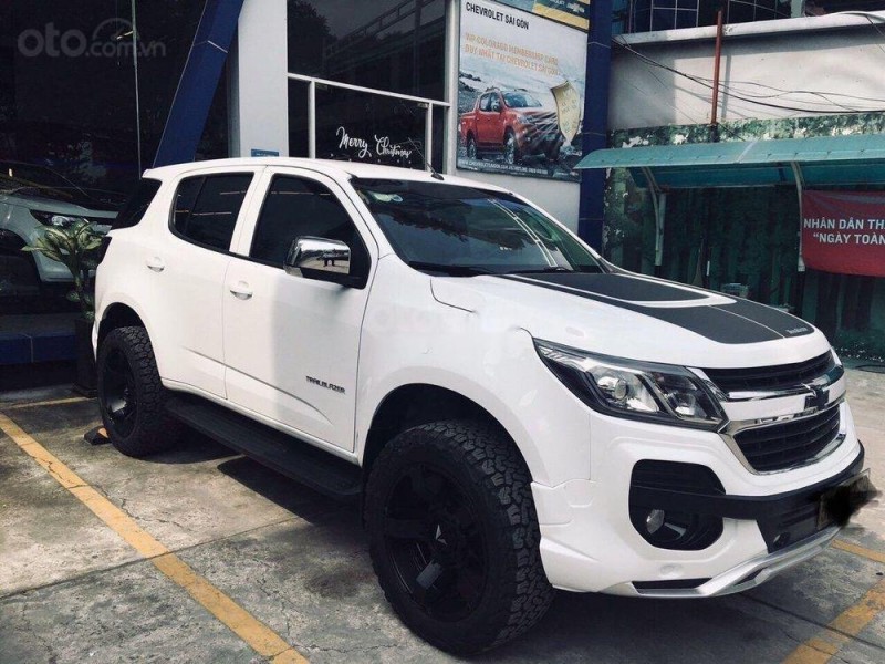 Chevrolet Trailblazer giảm giá 300 triệu đồng 1