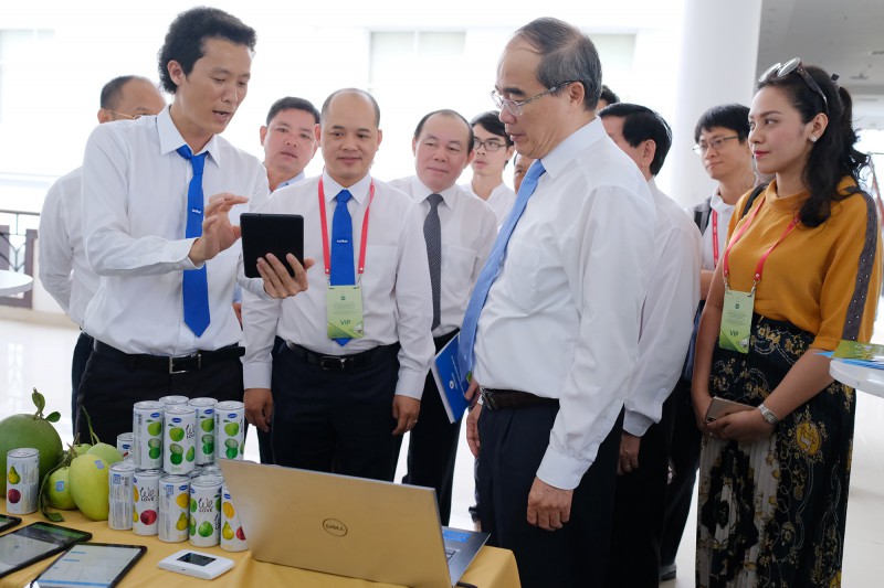 Sản phẩm nước uống trái cây nguyên chất của Lavifood đang được giới thiệu với GS.TS Nguyễn Thiện Nhân - Bí thư thành uỷ Thành phố Hồ Chí Minh