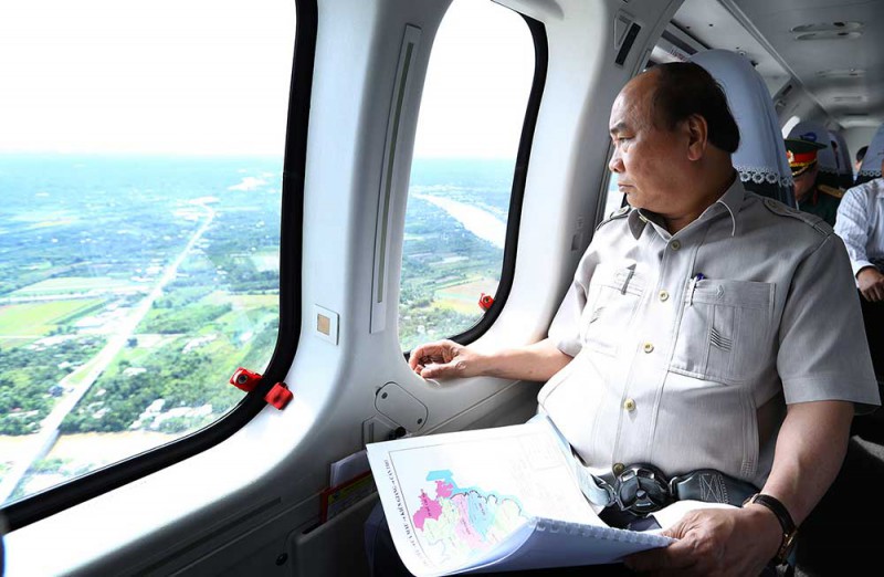 Thủ tướng Nguyễn Xuân Phúc thị sát vùng ĐBSCL bằng trực thăng, ngay trước phiên toàn thể Hội nghị về phát triển bền vững ĐBSCL thích ứng với biến đổi khí hậu ngày 27/9/2017 (Ảnh: Cổng thông tin chính phủ)
