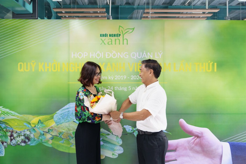 Ông Phan Thanh Tịnh – Chủ tịch HĐQT Công ty Cổ phần Đầu tư Green Logistics trao hoa cho bà Bà Nguyễn Thị Tuyết Mai - Chuyên viên cao cấp, Vụ Tổ chức phi Chính phủ - Ảnh: Bão Zoãn