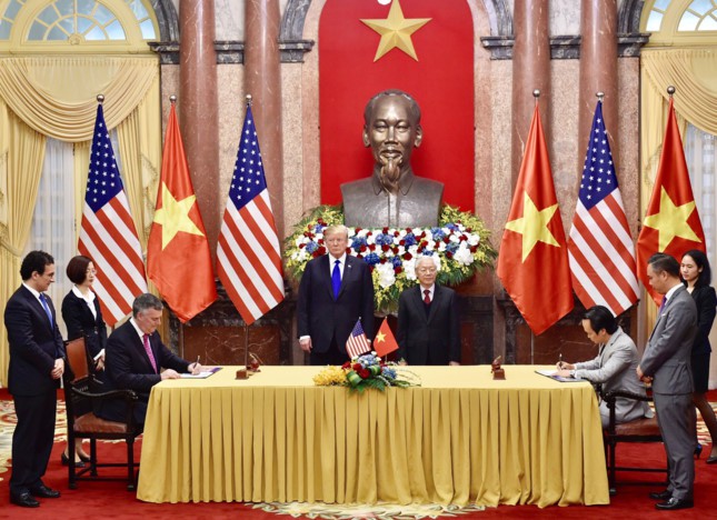 Lễ ký kết mua máy bay của Bamboo Airways và Boeing diễn ra tại Phủ Chủ tịch (Hà Nội) dưới sự chứng kiến của Tổng Bí thư - Chủ tịch nước Việt Nam Nguyễn Phú Trọng và Tổng thống Mỹ Donald Trump, bên lề Hội nghị Thượng đỉnh Mỹ-Triều lần hai (Ảnh: Bamboo Airways))