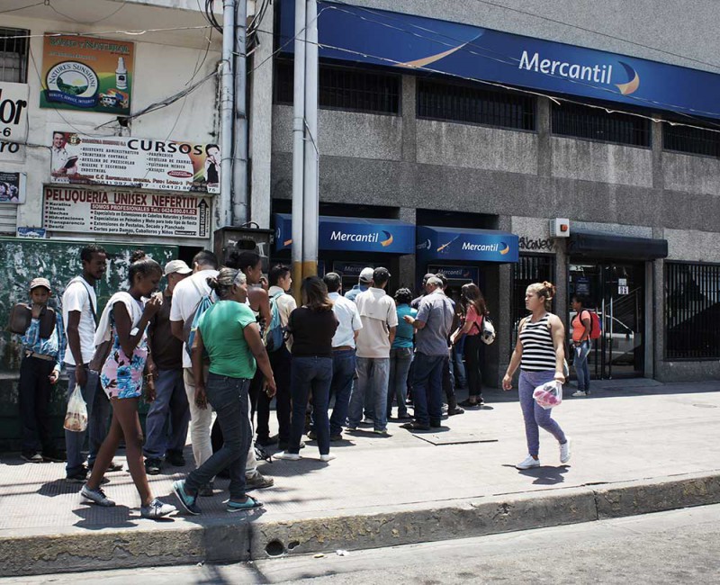 Người dân xếp hàng rút tiền ATM tại Puerto la Cruz, Venezuela - tháng 4.2019 (Ảnh: Shutterstock)