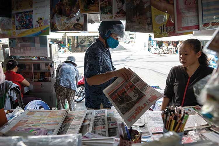 Nhiều người dân sinh sống ở Sài Gòn vẫn giữ thói quên mua báo giấy hằng ngày