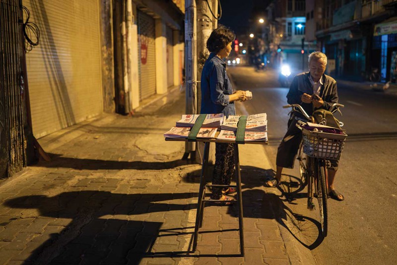 Sạp báo trên đường Triệu Quang Phục, Quận 5 mở bán vào mỗi ngày từ 4 giờ sáng