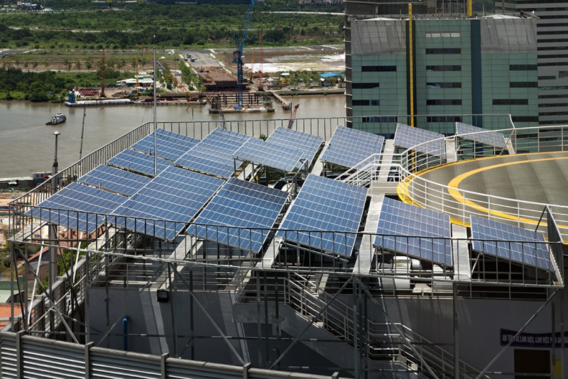 Hệ thống điện mặt trời trên nóc một tòa nhà tại TP.HCM - Ảnh: Bảo Zoãn/Nhà quản lý
