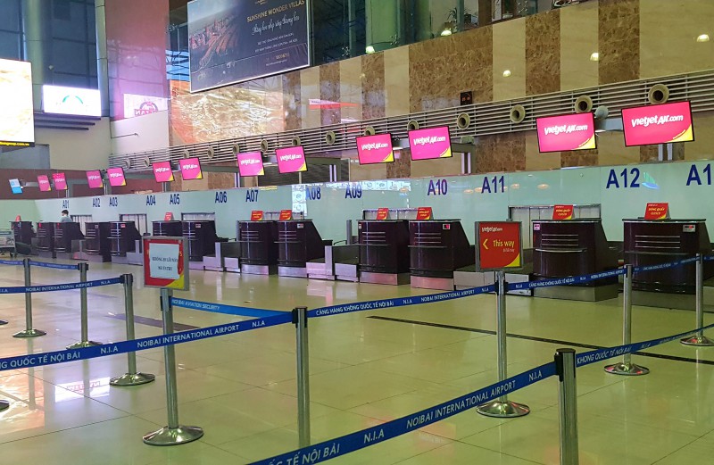 Một loạt quầy làm thủ tục của Vietjet tại sân bay Nội Bài đóng cửa, không một bóng hành khách, ngày 19.6.2019 (Ảnh: MT)