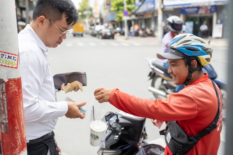 Ứng dụng gọi xe GoViet đại diện của GoJek ở Việt Nam đang có ba dịch vụ gọi xe (Gobike) giao hàng và giao thức ăn - Ảnh: Bảo Zoãn