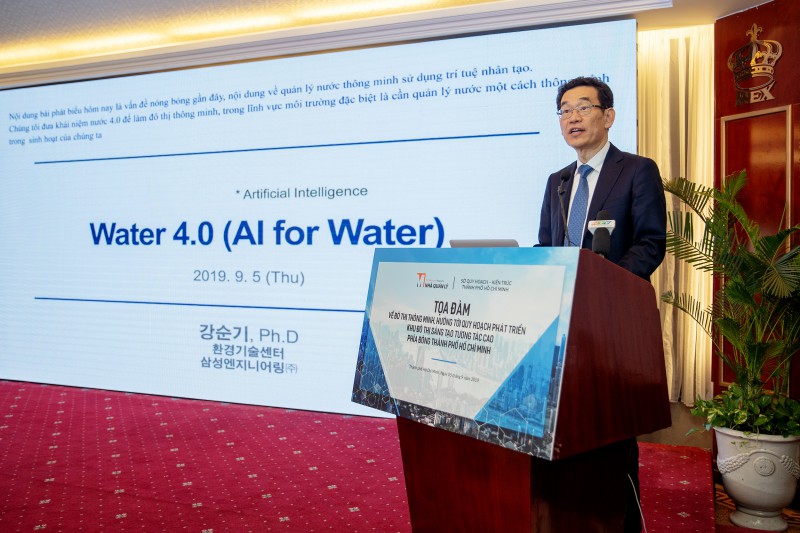 Ông Kang Sun Ki - Giám đốc Trung tâm R&D Công nghệ Môi trường thuộc Samsung Engineering - trình bày về ứng dụng trí tuệ nhân tạo trong quản lý nước (Water 4.0)