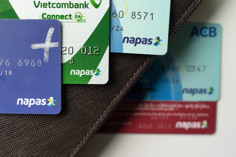 Các thẻ ATM kết nối qua Napas đều có logo của công ty được in ở góc thẻ (Ảnh: Bảo Zoãn)