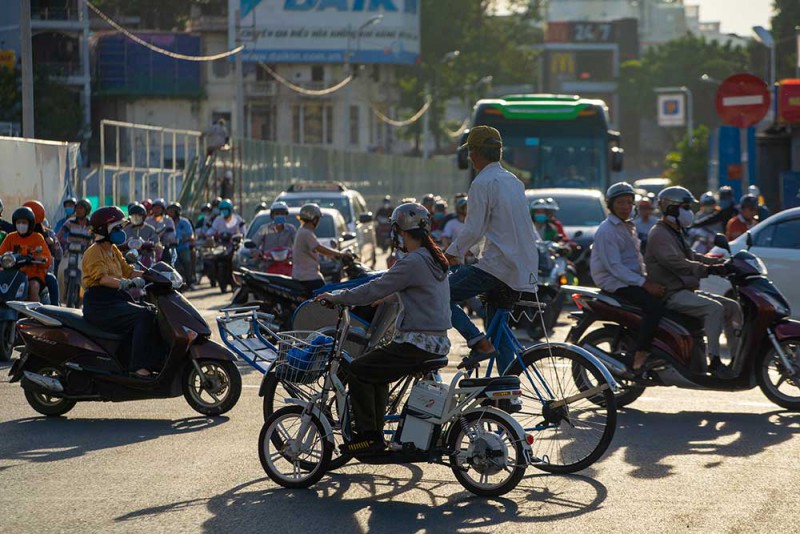 Thu hút ngày càng nhiều cư dân khiến các thành phố đối mặt với nhiều bài toán về giao thông, môi trường, trật tự an ninh... (Ảnh: Bảo Zoãn)