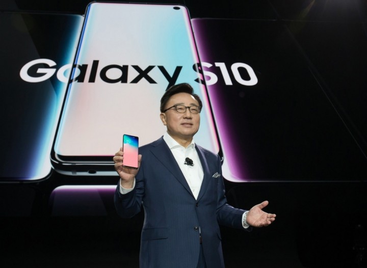 Galaxy S10 là dòng điện thoại mới nhất của Samsung, sản phẩm cạnh tranh trực tiếp với dòng điện thoại iPhone 11 của Apple trong năm 2019 - Ảnh: Samsung