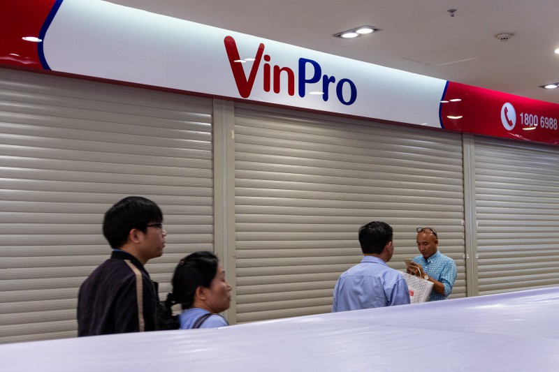 Cửa hàng VinPro tại TP.HCM đóng cửa từ chiều 18.12. Ảnh: Bảo Zoãn.