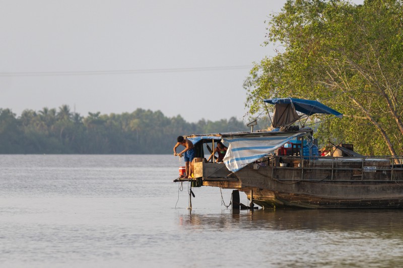 Cuộc sống của người dân ven sông Tiền