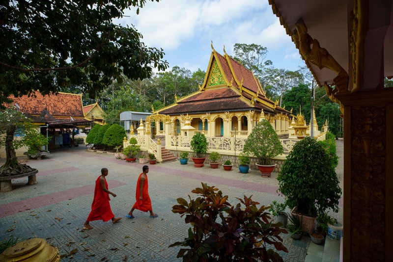 Chùa Âng –ngôi chùa Khmer cổ nhất tại Trà Vinh. Hiện Trà Vinh có 10 di tích lịch sử, kiến trúc, di sản văn hóa phi vật thể cấp quốc gia và 1 bảo vật quốc gia, cùng với 143 ngôi chùa Nam tông Khmer với lối kiến trúc cổ xưa độc đáo.