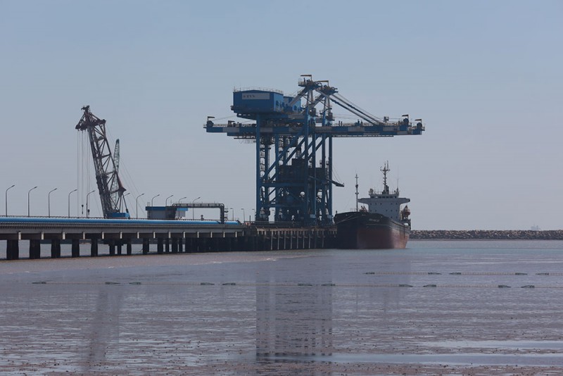 Bến cảng Định An là bến cảng tổng hợp, container cho tàu trọng tải từ 30.000 đến 50.000 tấn; lâu dài sẽ phát triển thành bến chính của cảng với vai trò xuất nhập khẩu hàng hoá cho toàn vùng.