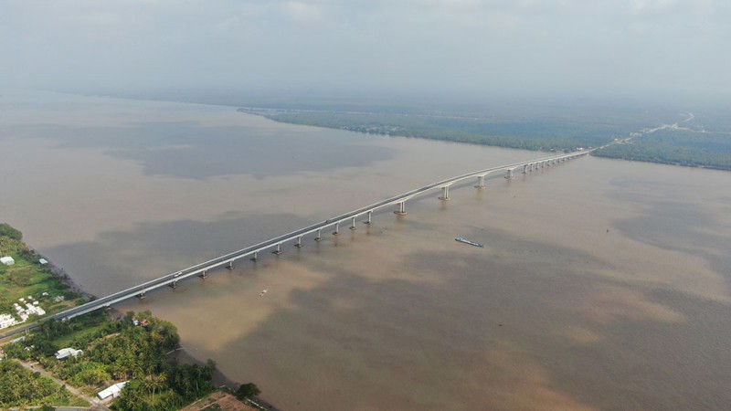Cầu Cổ Chiên – cây cầu vượt sông Cổ Chiên, nối hai tỉnh Bến Tre và Trà Vinh trên quốc lộ 60. Được khánh thành năm 2015, cây cầu dài hơn 1,5 km làm giúp quãng đường Trà Vinh – TP.HCM giảm 70 km so với tuyến đường cũ.