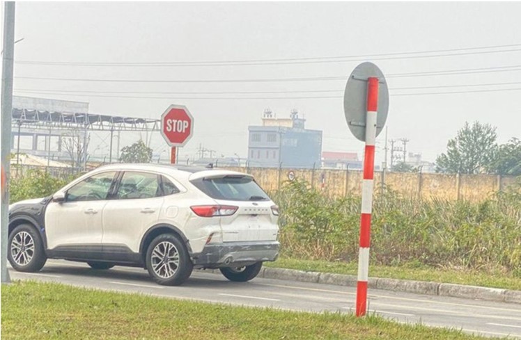 Đuôi xe Ford Escape 2020 đang chạy thử - Ảnh: Internet