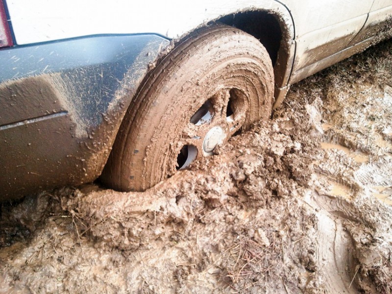 Làm non hơi xe cũng là cách hay để xử lý khi xe bị mắc kẹt trong bùn.