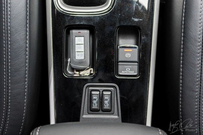 Mitsubishi Outlander 2020 sở hữu công nghệ Phanh tay điện tử và giữ phanh tự động Auto Hold tiêu chuẩn