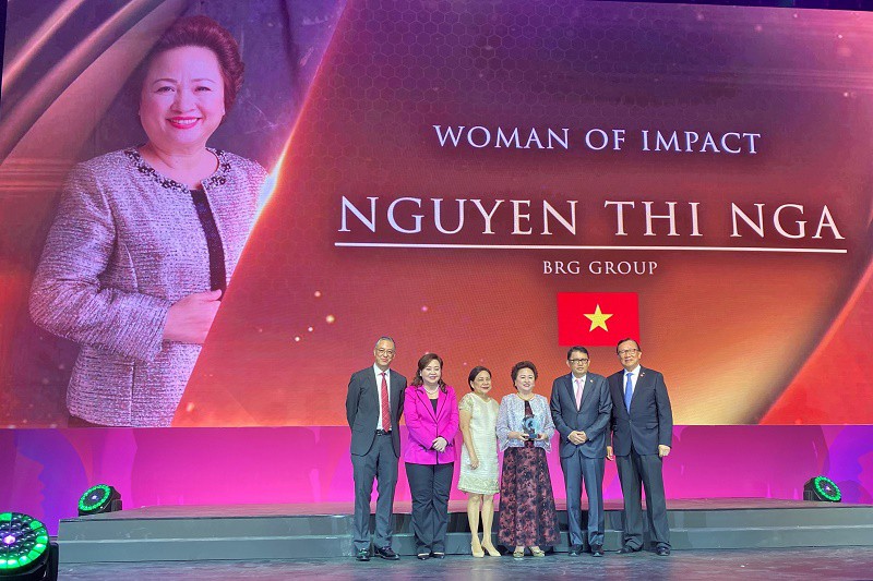 Bà Nguyễn Thị Nga được vinh danh doanh nhân nữ có tầm ảnh hưởng.