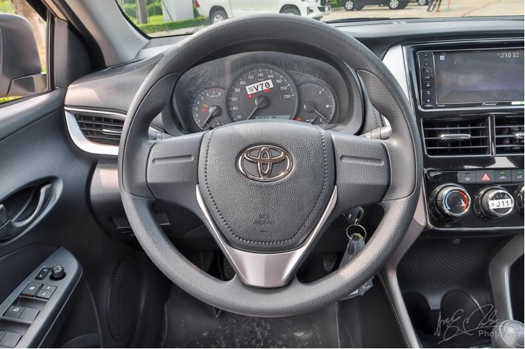 Vô-lăng của Toyota Vios 2020 phiên bản 1.5E MT không có bất kỳ nút bấm nào.