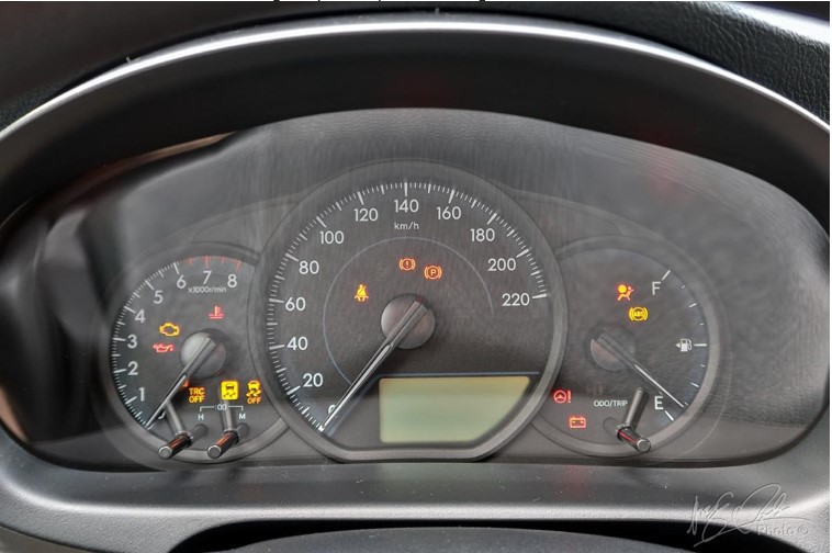 Cụm đồng hồ trên Toyota Vios 2020 phiên bản 1.5E MT được thiết kế tối giản.