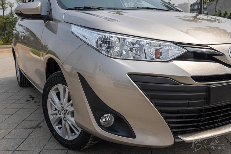Đầu xe của Toyota Vios 2020 phiên bản 1.5E MT được bổ sung thêm đèn sương mù.