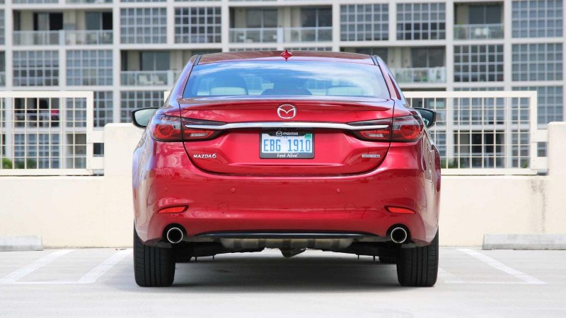 Mazda 6 có đuôi xe với cụm đèn hậu mới.