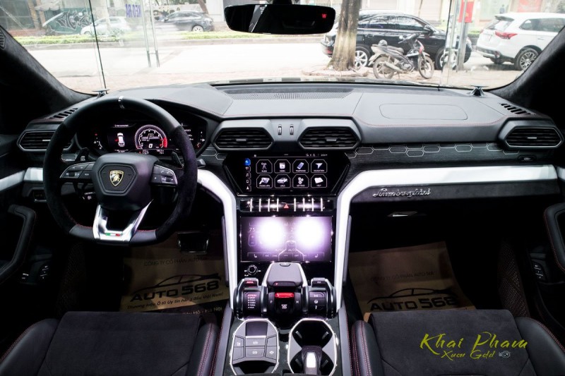 Lamborghini Urus 2020 có khoang nội thất ấn tượng.