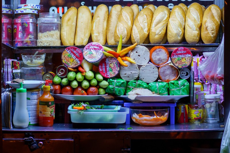 Một xe đẩy bán bánh mì cùng các món ăn đường phố khác tại TP.HCM (Ảnh: Bảo Zoãn)