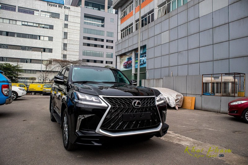 Lexus LX570 Super Sport 2020 thể thao hơn bản tiêu chuẩn.