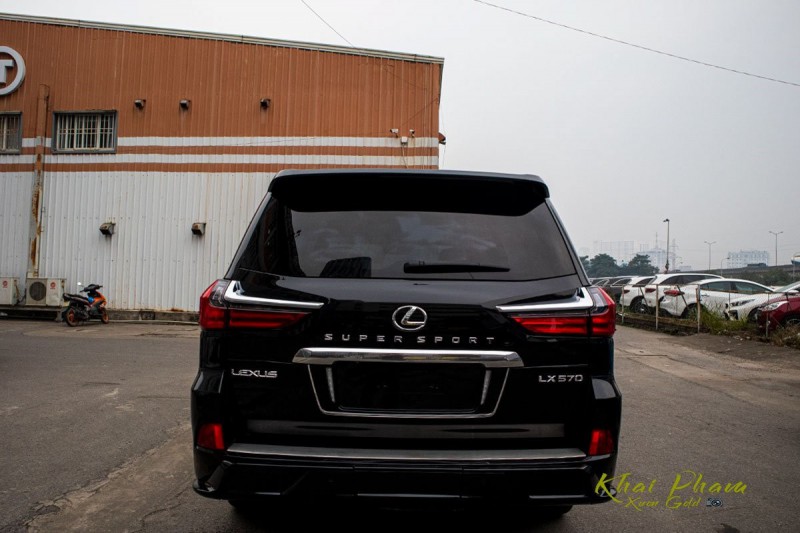 Lexus LX570 Super Sport 2020 dễ phân biệt.