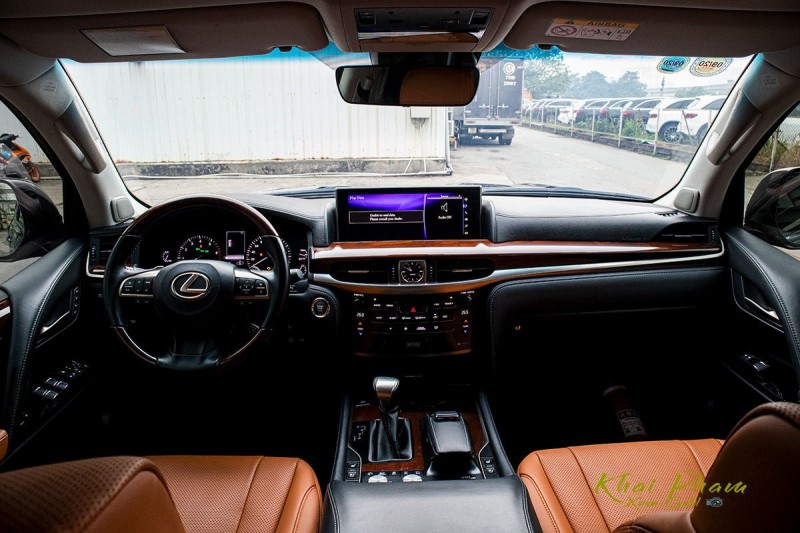 Lexus LX570 Super Sport có nội thất giống bản tiêu chuẩn.