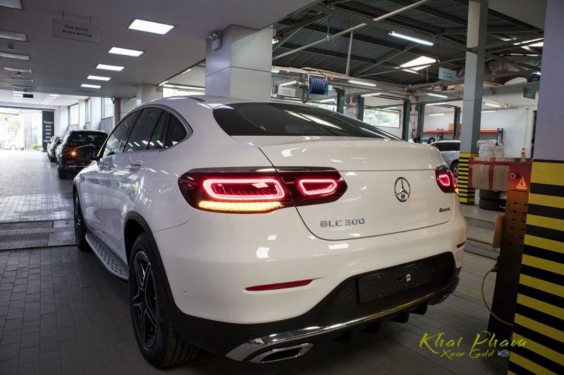 Mercedes-Benz GLC 300 4Matic Coupe với dáng vẻ thể thao.