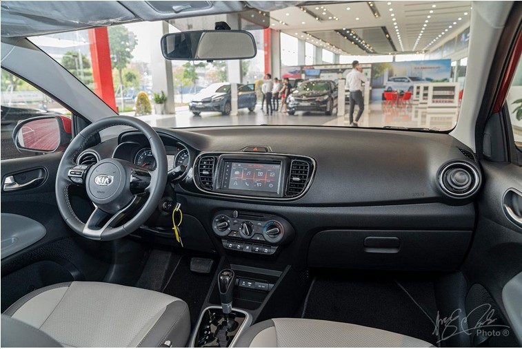 Khoang lái của Kia Soluto 2019 có vẻ thoáng đáng hơn so với Mitsubishi Attrage 2020.