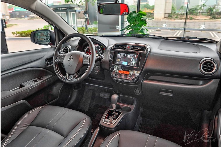 Khoang lái của Mitsubishi Attrage 2020 hơi mềm mại và nữ tính, khác hẳn với phong cách ngoại hình.