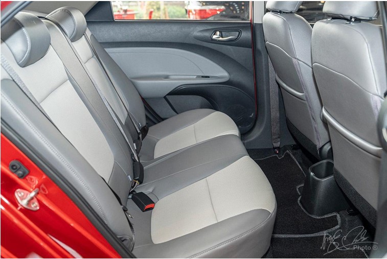 Ghế ngồi phía sau của Kia Soluto 2019 chỉ đủ chỗ cho 2 người với không gian để chân vừa đủ.