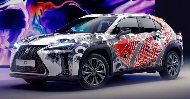 Hình xăm cá Koi trên Lexus UX 2020.