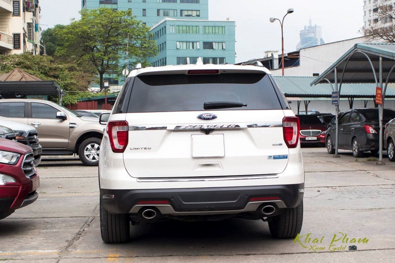 Đuôi xe Ford Explorer.